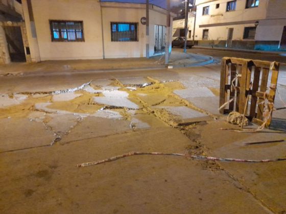 El mega bache de calle Lamadrid junto a la rústica señalización