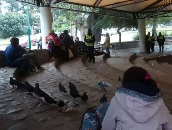La Salta que duele: mujeres y niños wichis abandonados por el gobierno en en el parque San Martín, con frío y sin respuestas