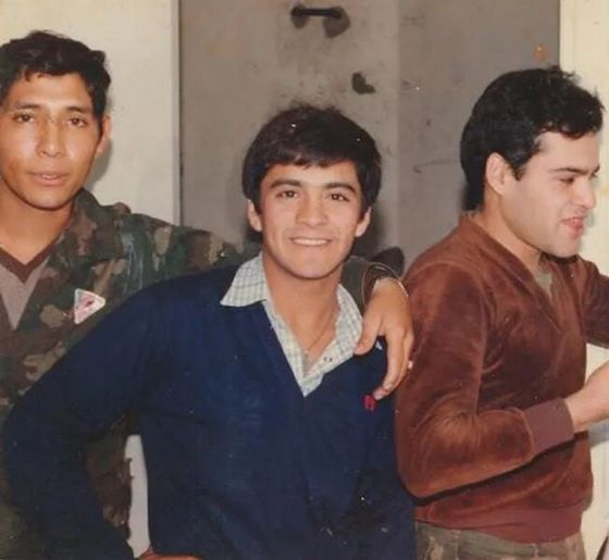 Al centro, Jorge Sisterna uno de los jóvenes salteños muerto en Malvinas