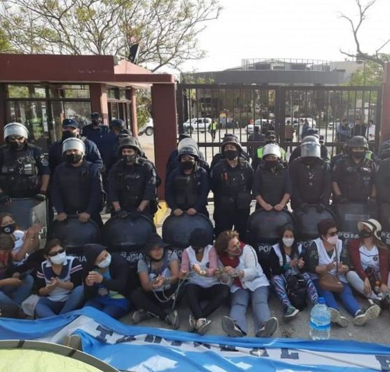 Tensión en Grand Bourg: un impresionante operativo policial rodea a las y los docentes