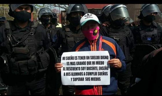 Luego de sitiarlos con la policía el gobierno dialogó con los docentes. Hay una propuesta que analizarán las asambleas