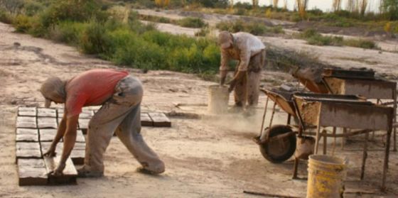 El gobierno planea un IFE para trabajadores informales y monotributistas con fondos de rentas extraordinarias