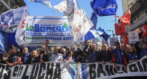 Para esto sirven los sindicatos: los sueldos de bancarios subirán un 60% para este año