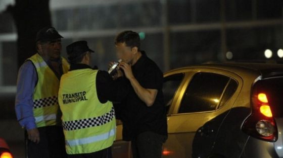 Policías alcoholizados pasaron un semáforo en rojo; intentaron coimear al control pero fueron detenidos