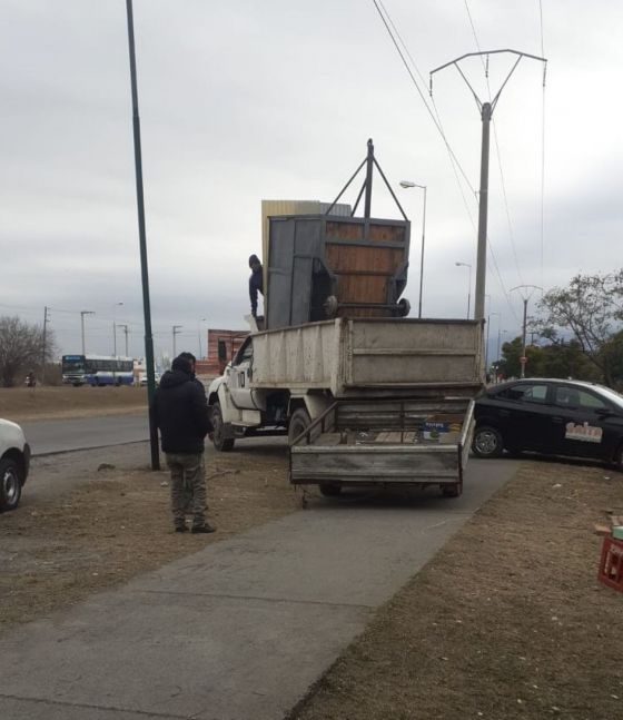 Golazo de la Muni: le secuestran mercaderías y sus carros a verduleros