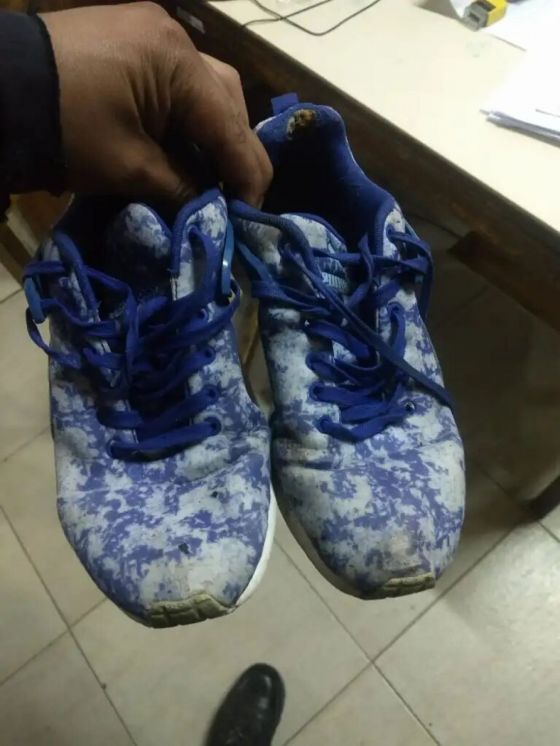 Le robó las zapatillas pero le dio las suyas para que no quede descalzo