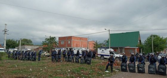 Exigen libertad de prensa: cuestionan el juicio a puertas cerradas a 20 policías