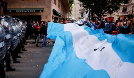 La Justicia ordenó que se detenga el operativo policial en la casa de Cristina Kirchner