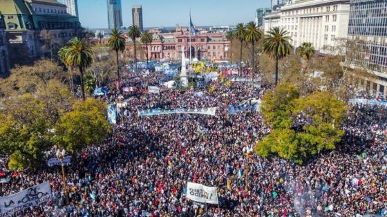 "El odio afuera", masiva marcha en Plaza de Mayo en defensa de la democracia